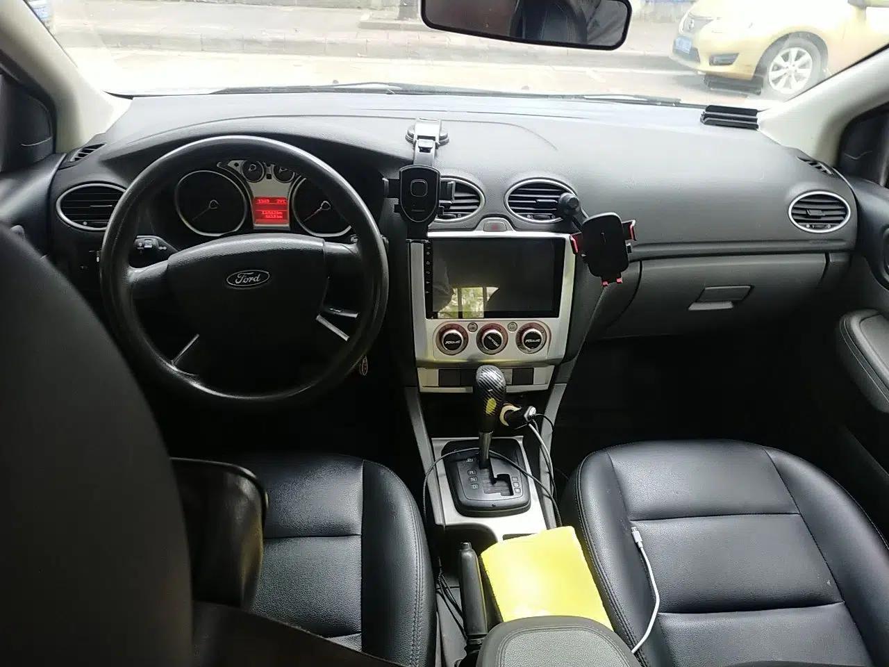 Ford Focus 2013 Hatchback Classic 1.8L Automatic Millionth Anniversary Edition — миниатюра 10