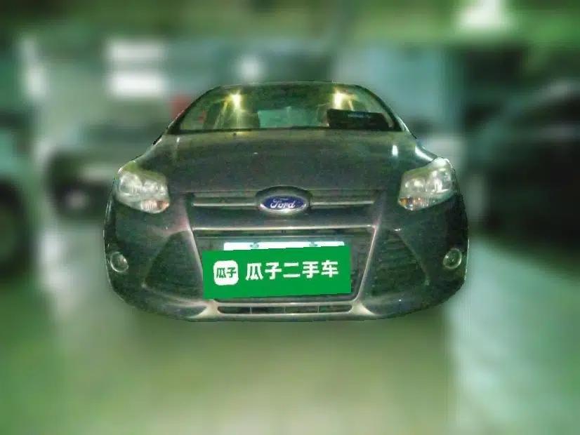 Ford Focus 2012 Sedan 1.6L Manual Fashion Edition — миниатюра 2