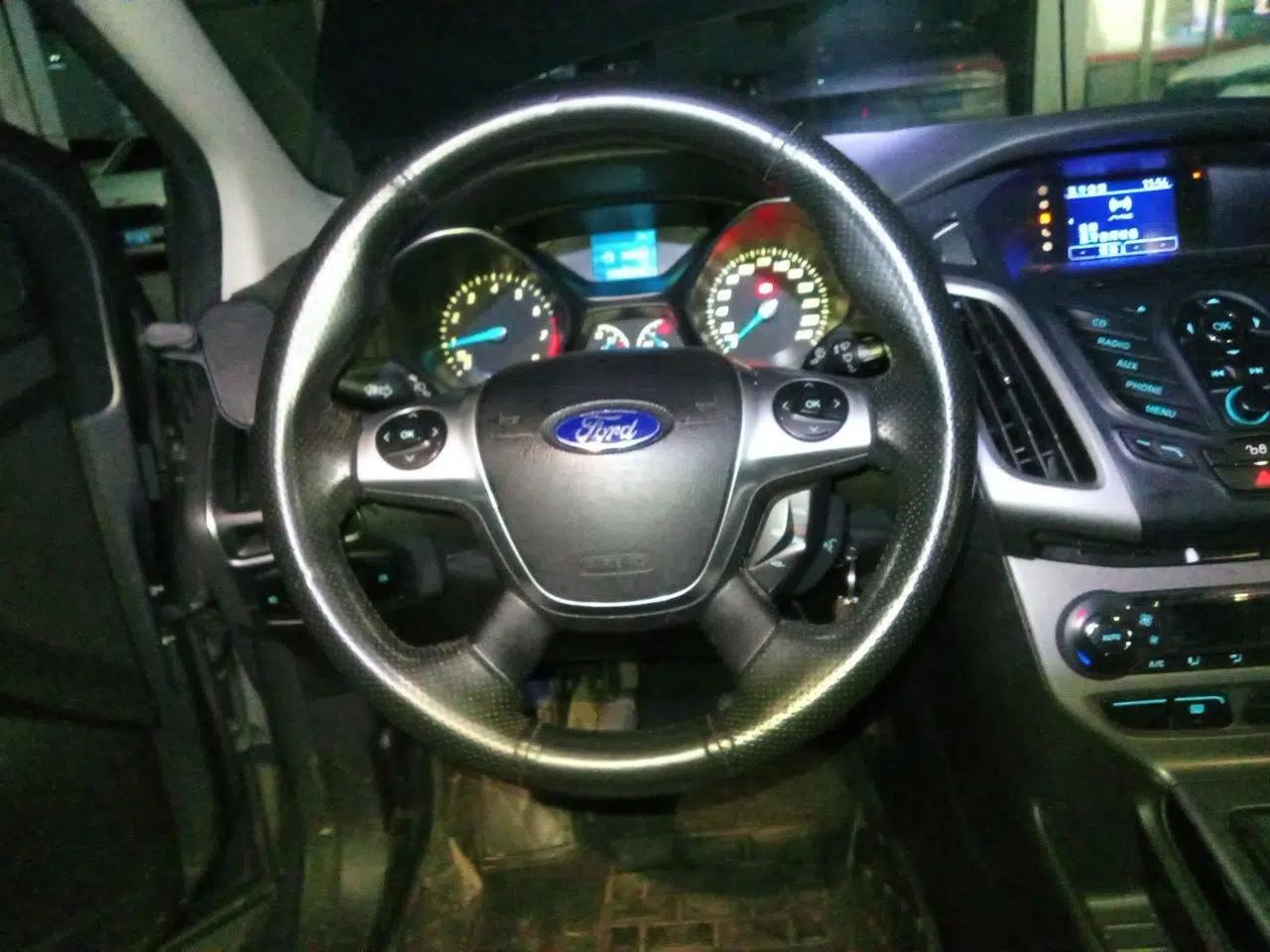 Ford Focus 2012 Sedan 1.6L Manual Fashion Edition — миниатюра 11