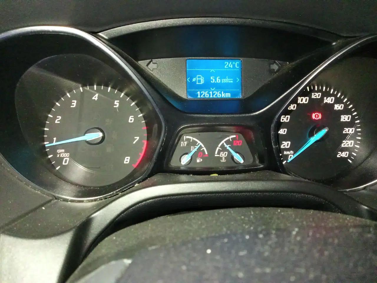 Ford Focus 2012 Sedan 1.6L Manual Fashion Edition — миниатюра 12