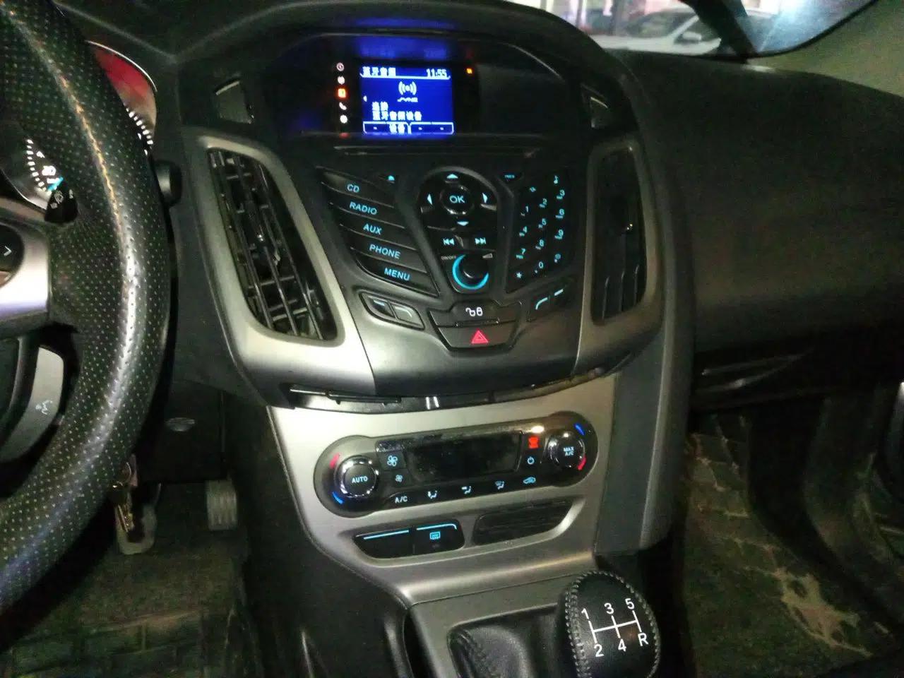 Ford Focus 2012 Sedan 1.6L Manual Fashion Edition — миниатюра 14