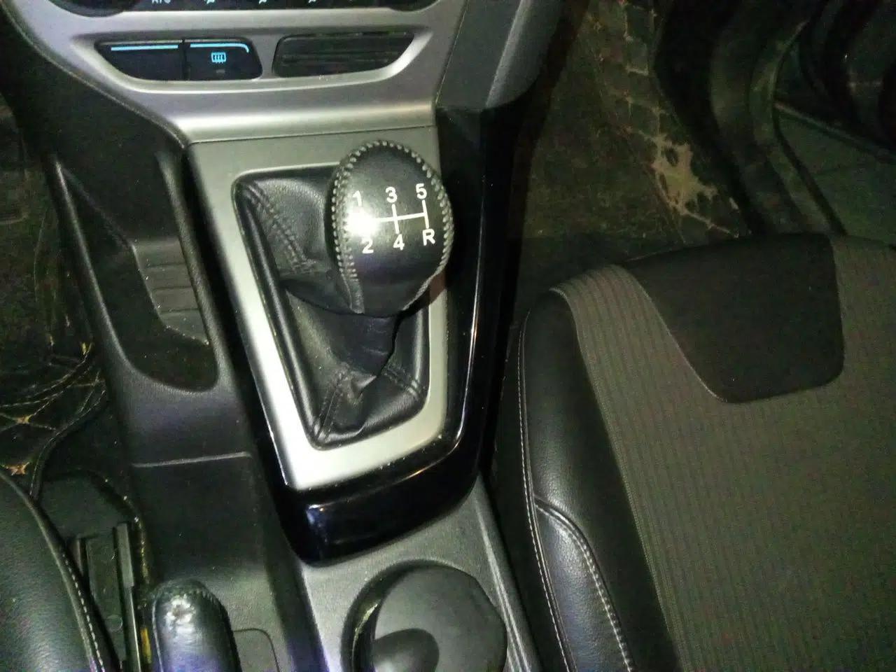 Ford Focus 2012 Sedan 1.6L Manual Fashion Edition — миниатюра 15