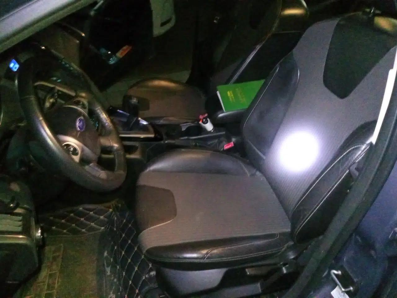 Ford Focus 2012 Sedan 1.6L Manual Fashion Edition — миниатюра 16