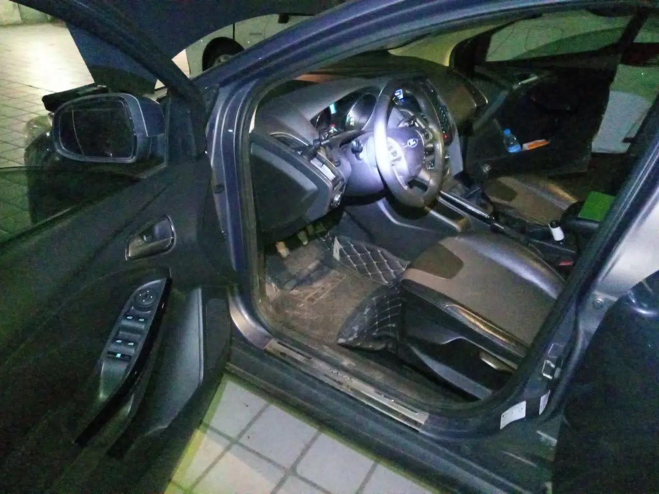Ford Focus 2012 Sedan 1.6L Manual Fashion Edition — миниатюра 17