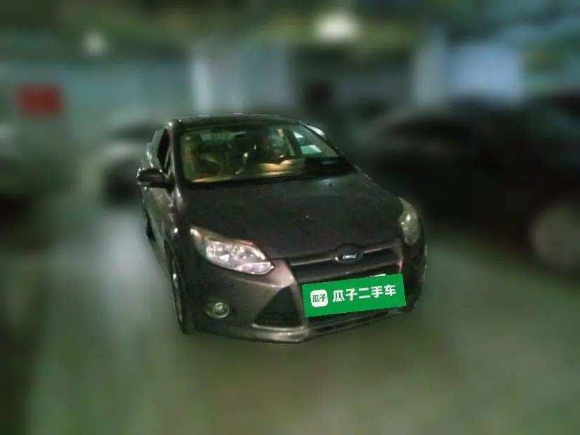 Ford Focus 2012 Sedan 1.6L Manual Fashion Edition — миниатюра 3
