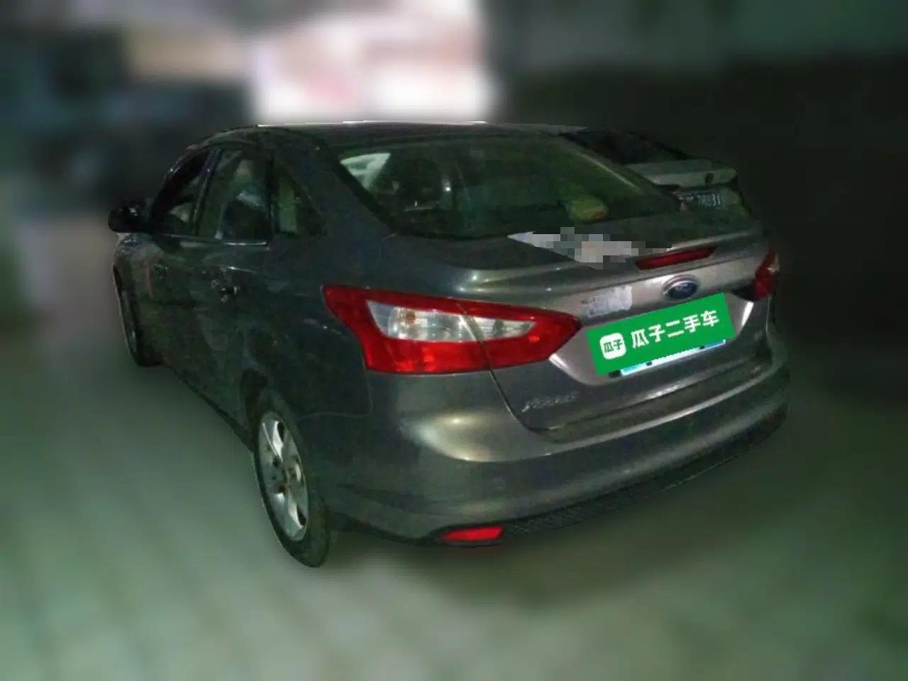 Ford Focus 2012 Sedan 1.6L Manual Fashion Edition — миниатюра 4