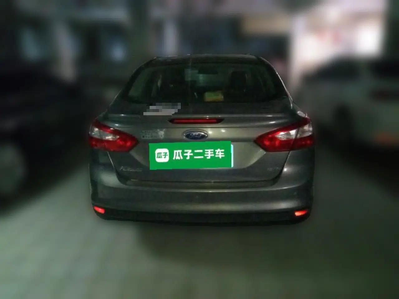 Ford Focus 2012 Sedan 1.6L Manual Fashion Edition — миниатюра 5