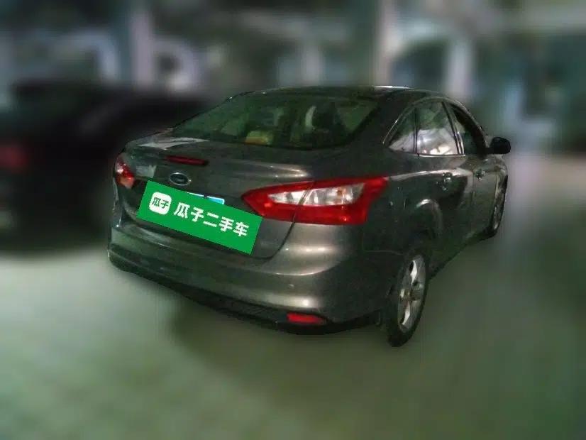 Ford Focus 2012 Sedan 1.6L Manual Fashion Edition — миниатюра 6