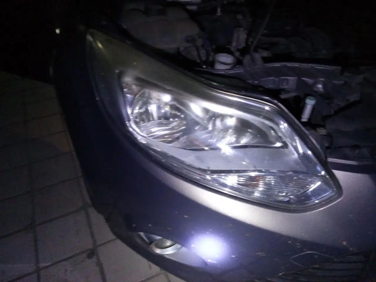 Ford Focus 2012 Sedan 1.6L Manual Fashion Edition — миниатюра 7