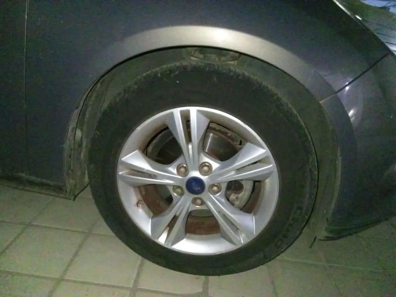 Ford Focus 2012 Sedan 1.6L Manual Fashion Edition — миниатюра 8