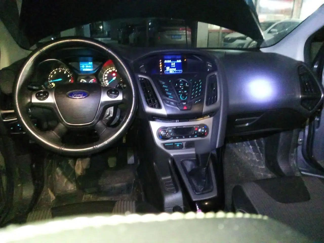 Ford Focus 2012 Sedan 1.6L Manual Fashion Edition — миниатюра 10