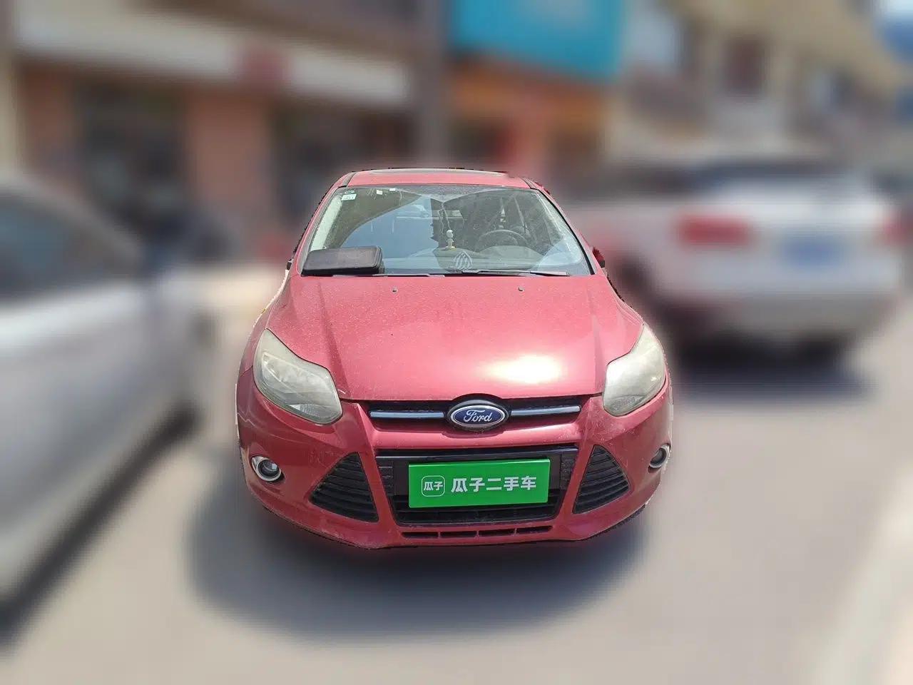 Ford Focus 2012 Hatchback 2.0L Manual Luxury Sport Model — миниатюра 2