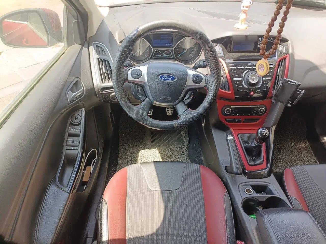 Ford Focus 2012 Hatchback 2.0L Manual Luxury Sport Model — миниатюра 11