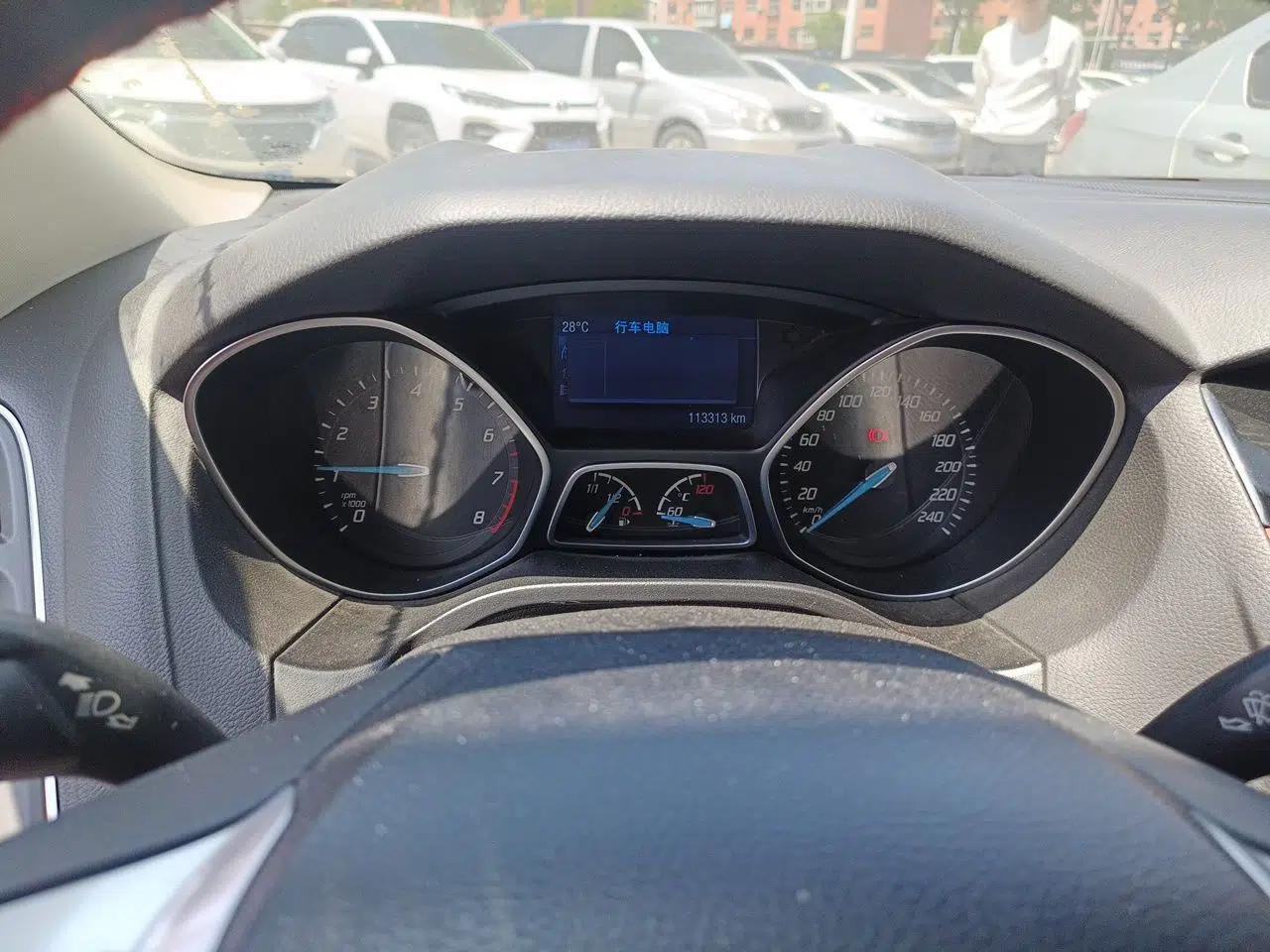 Ford Focus 2012 Hatchback 2.0L Manual Luxury Sport Model — миниатюра 12