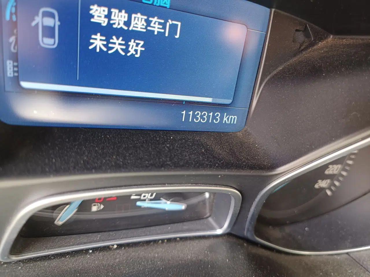 Ford Focus 2012 Hatchback 2.0L Manual Luxury Sport Model — миниатюра 13