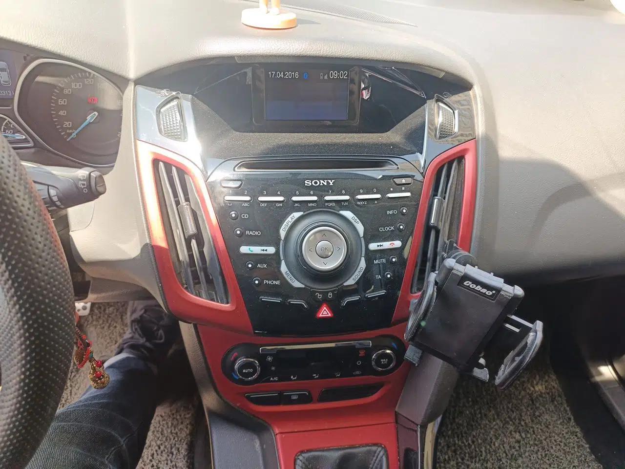 Ford Focus 2012 Hatchback 2.0L Manual Luxury Sport Model — миниатюра 14