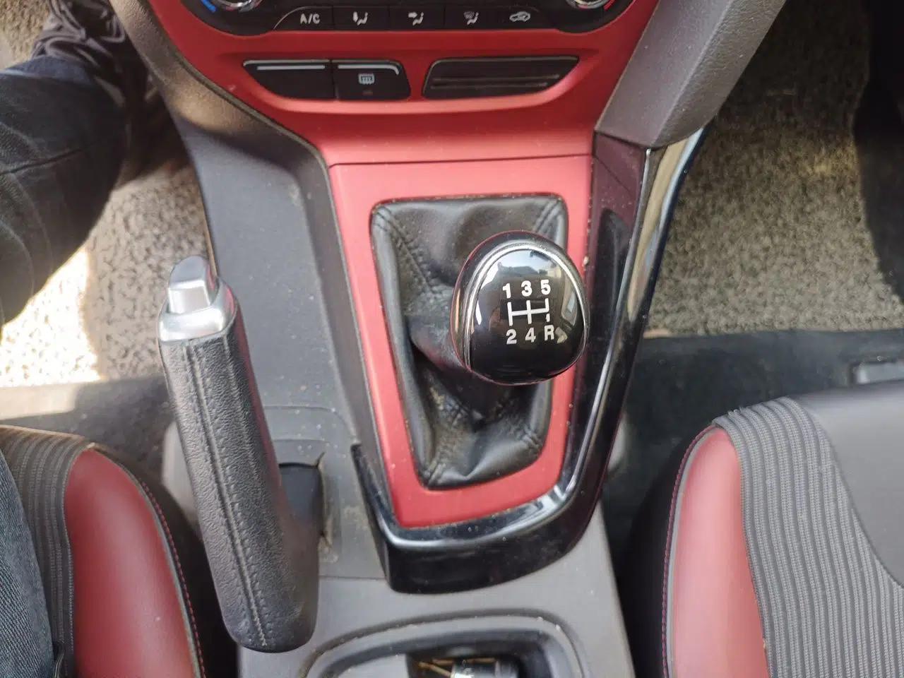 Ford Focus 2012 Hatchback 2.0L Manual Luxury Sport Model — миниатюра 15