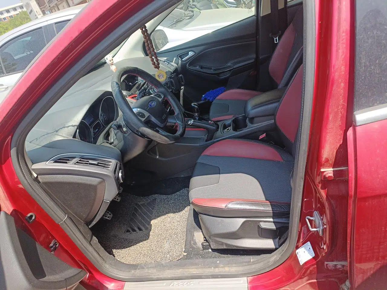 Ford Focus 2012 Hatchback 2.0L Manual Luxury Sport Model — миниатюра 16