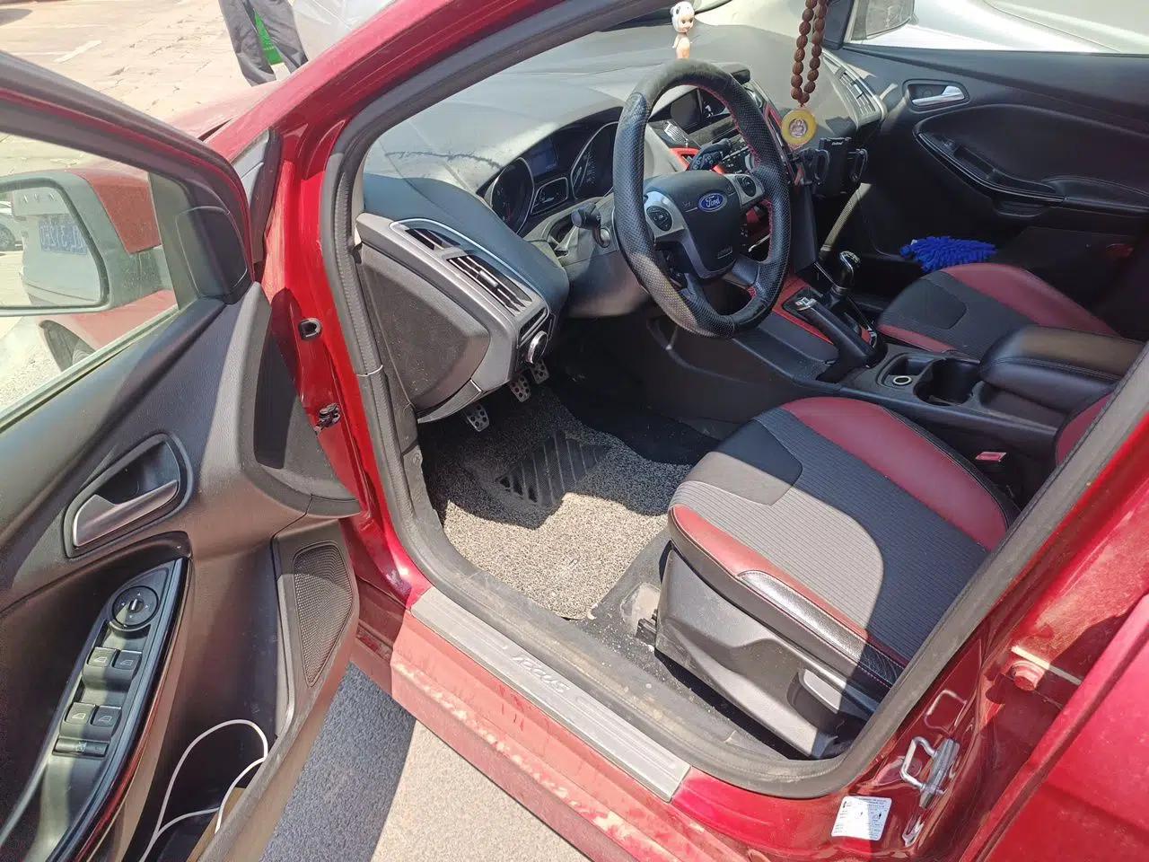 Ford Focus 2012 Hatchback 2.0L Manual Luxury Sport Model — миниатюра 17