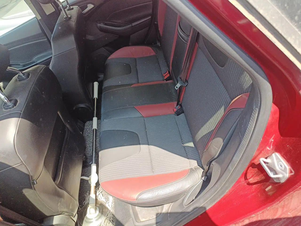 Ford Focus 2012 Hatchback 2.0L Manual Luxury Sport Model — миниатюра 18