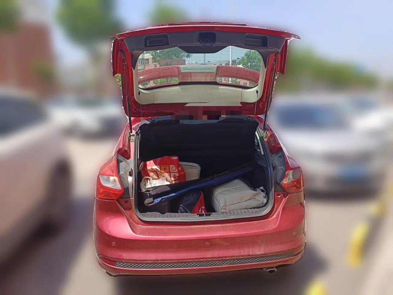 Ford Focus 2012 Hatchback 2.0L Manual Luxury Sport Model — миниатюра 20