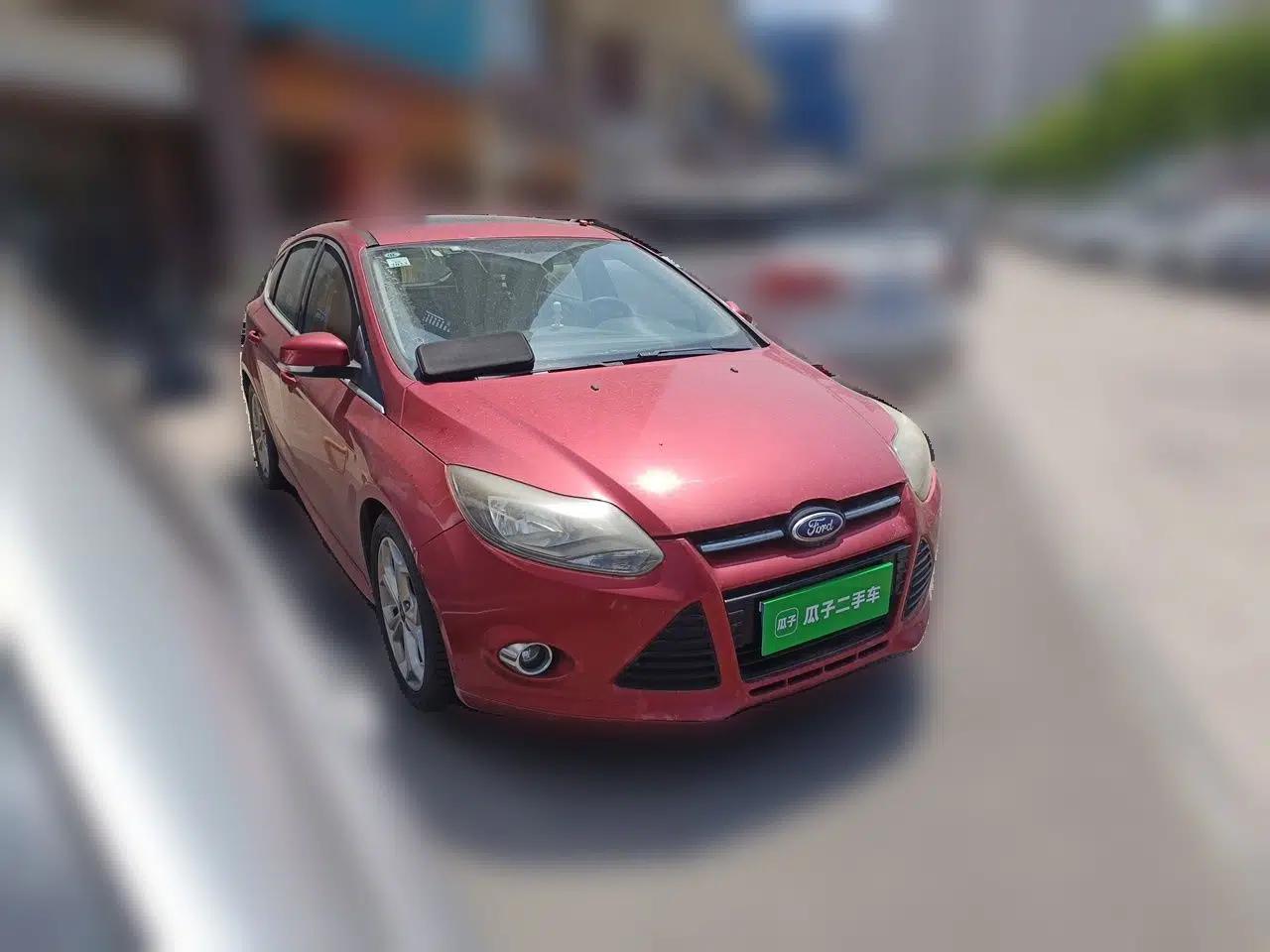 Ford Focus 2012 Hatchback 2.0L Manual Luxury Sport Model — миниатюра 3
