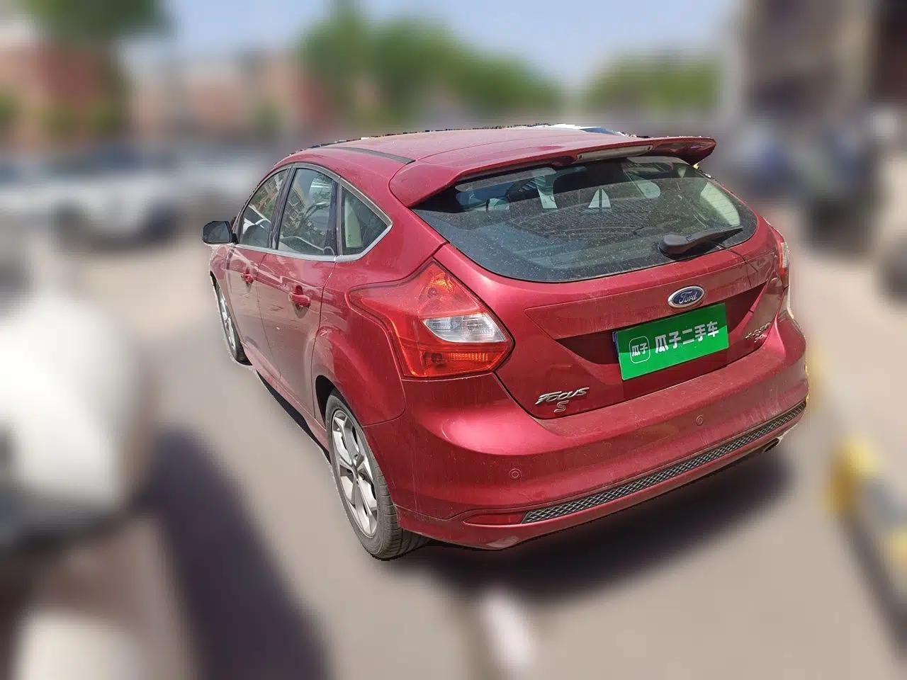 Ford Focus 2012 Hatchback 2.0L Manual Luxury Sport Model — миниатюра 4