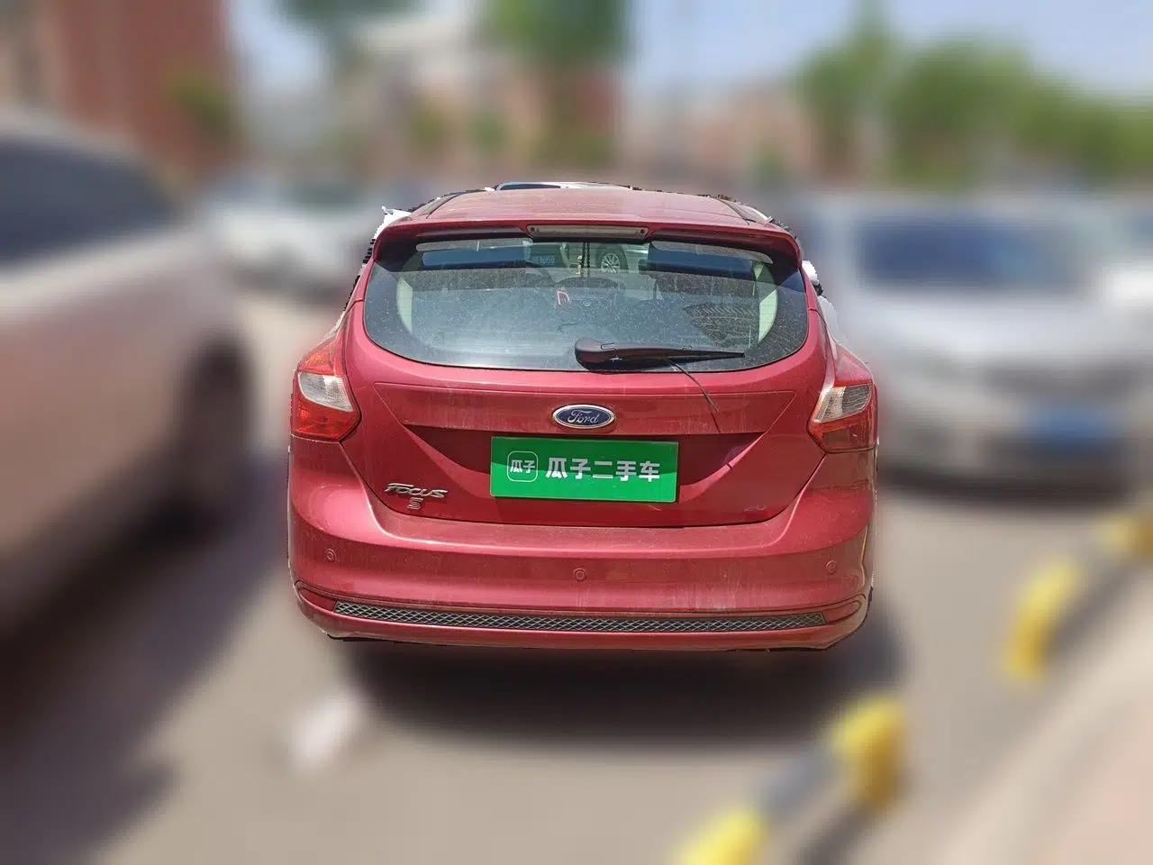 Ford Focus 2012 Hatchback 2.0L Manual Luxury Sport Model — миниатюра 5