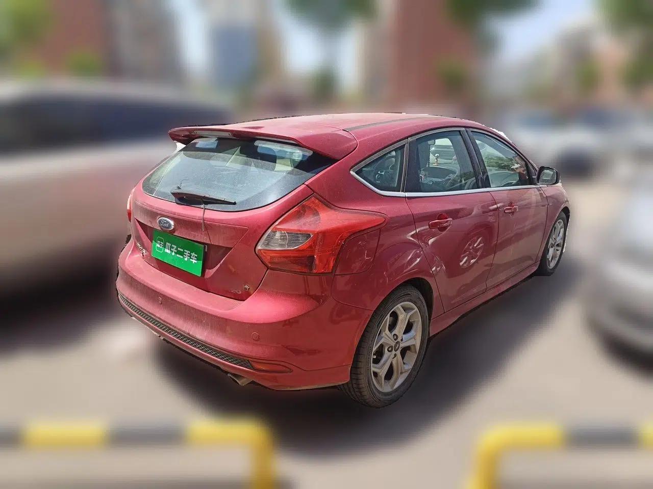 Ford Focus 2012 Hatchback 2.0L Manual Luxury Sport Model — миниатюра 6