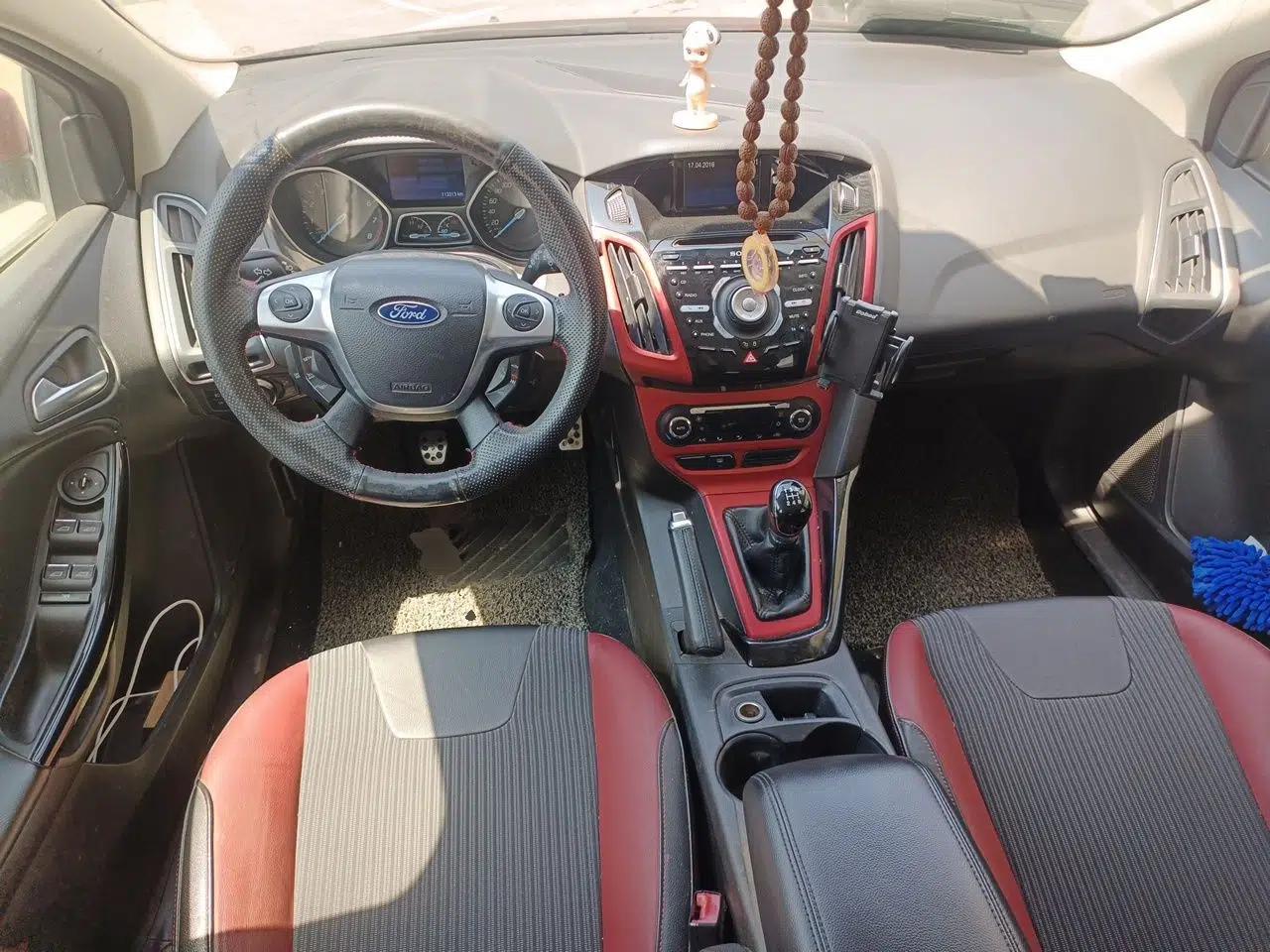 Ford Focus 2012 Hatchback 2.0L Manual Luxury Sport Model — миниатюра 10