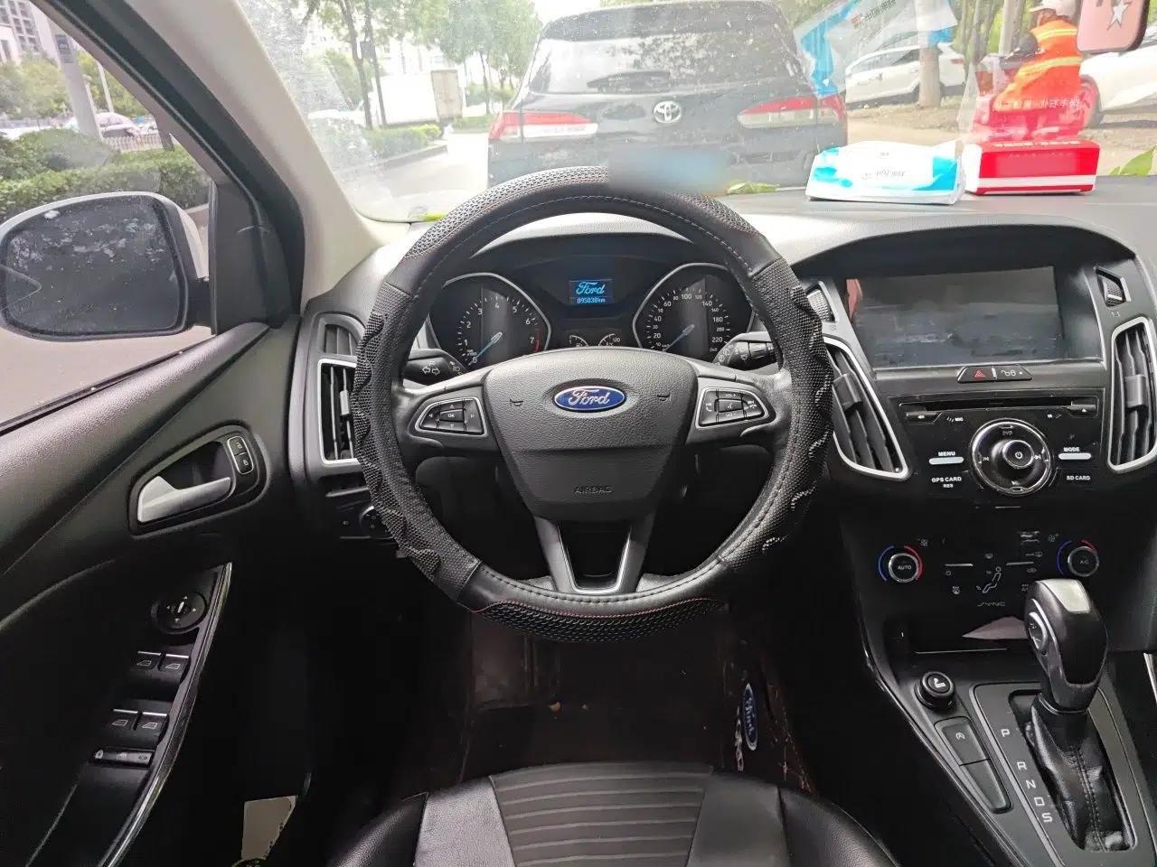 Ford Focus 2015 Hatchback EcoBoost 125 Automatic Supreme Style Edition — миниатюра 11