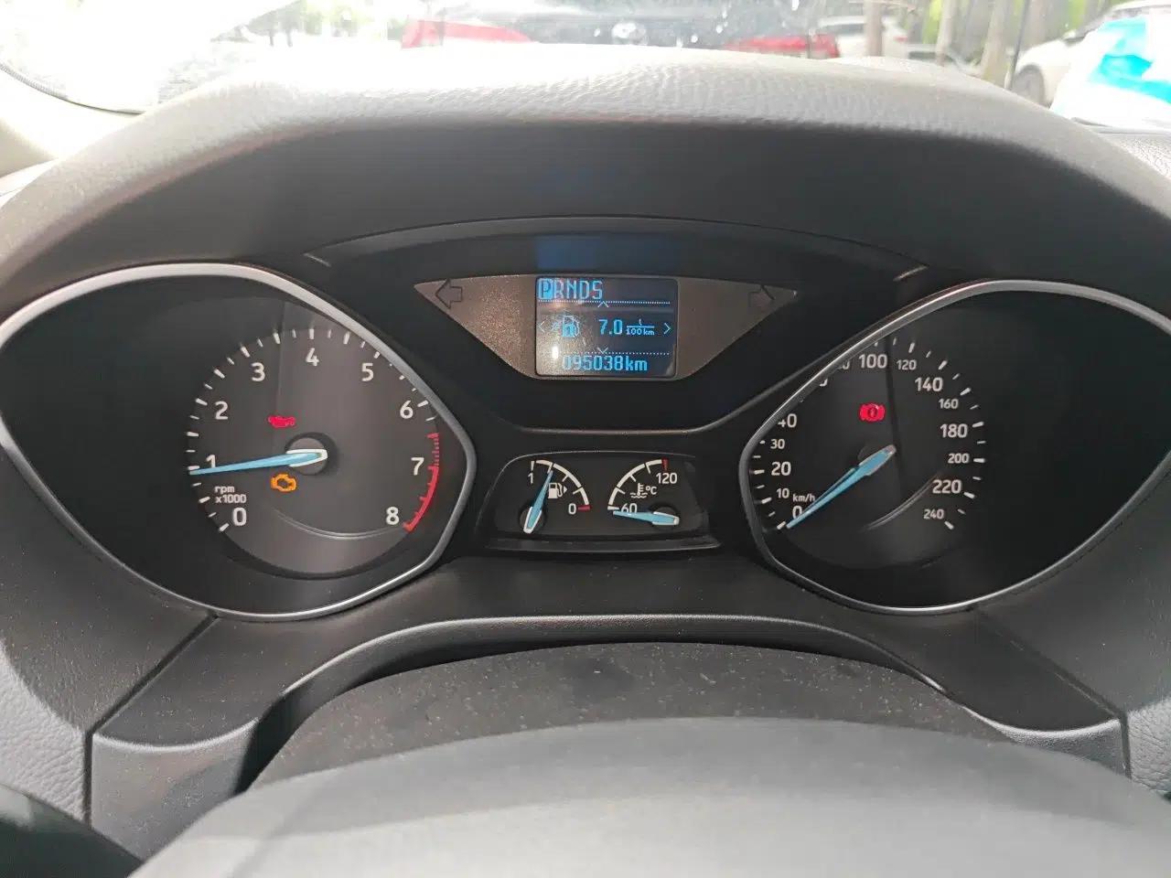 Ford Focus 2015 Hatchback EcoBoost 125 Automatic Supreme Style Edition — миниатюра 12