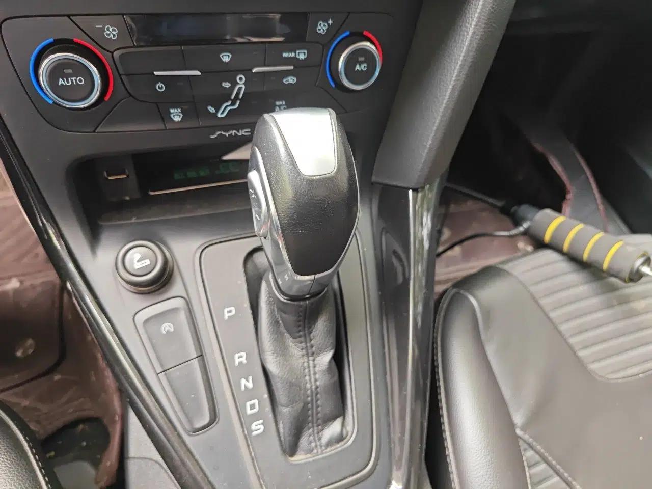 Ford Focus 2015 Hatchback EcoBoost 125 Automatic Supreme Style Edition — миниатюра 15