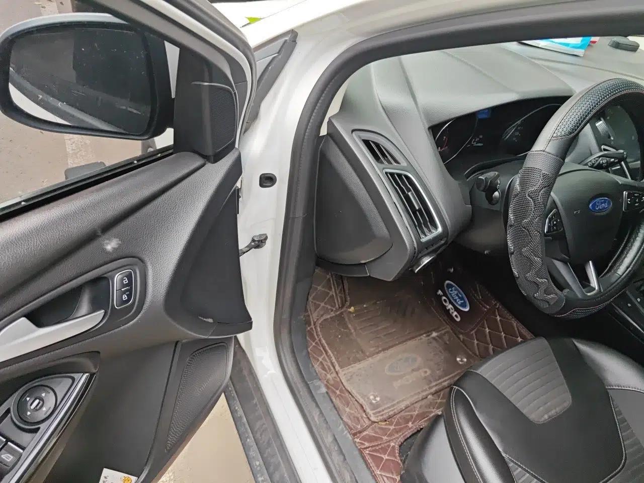 Ford Focus 2015 Hatchback EcoBoost 125 Automatic Supreme Style Edition — миниатюра 17