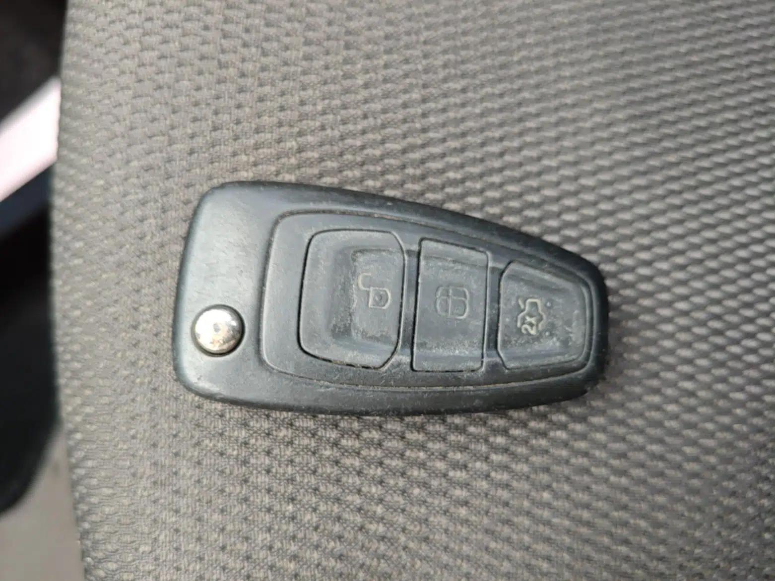 Ford Focus 2012 Sedan 1.6L Automatic Comfort Model — миниатюра 12