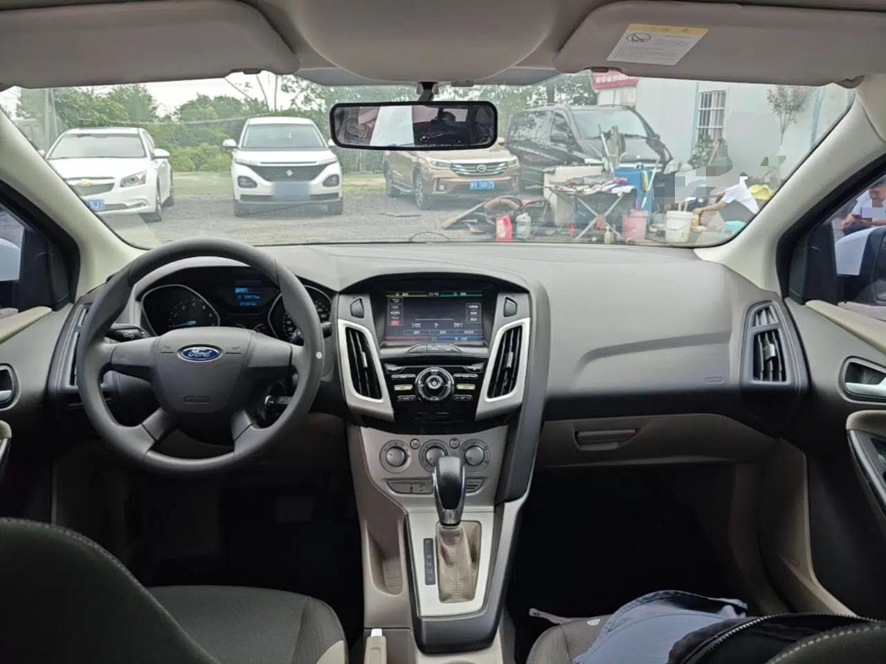 Ford Focus 2012 Sedan 1.6L Automatic Comfort Model — миниатюра 13