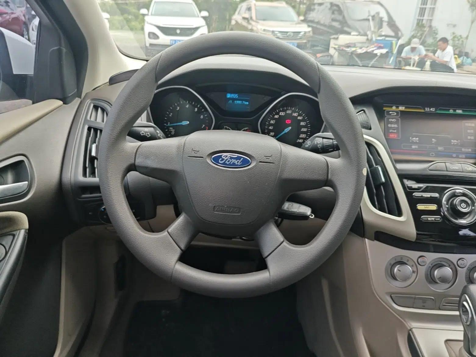 Ford Focus 2012 Sedan 1.6L Automatic Comfort Model — миниатюра 14