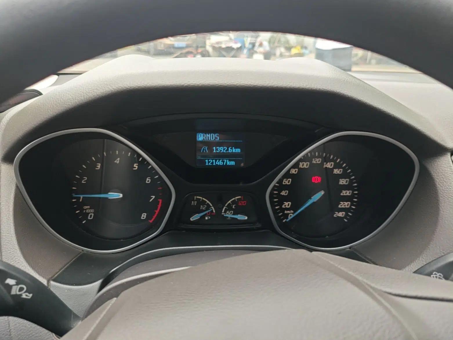 Ford Focus 2012 Sedan 1.6L Automatic Comfort Model — миниатюра 15