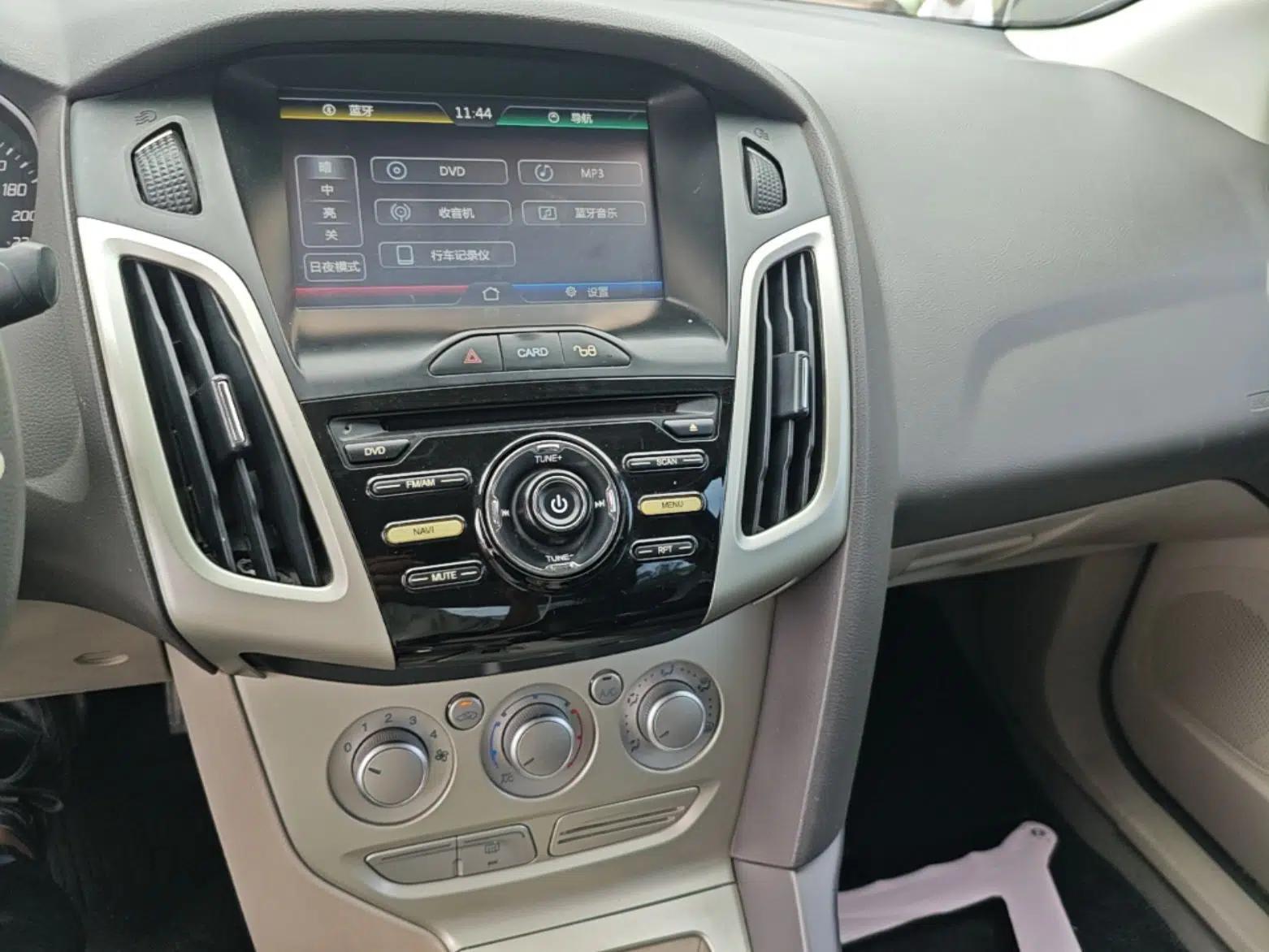 Ford Focus 2012 Sedan 1.6L Automatic Comfort Model — миниатюра 16