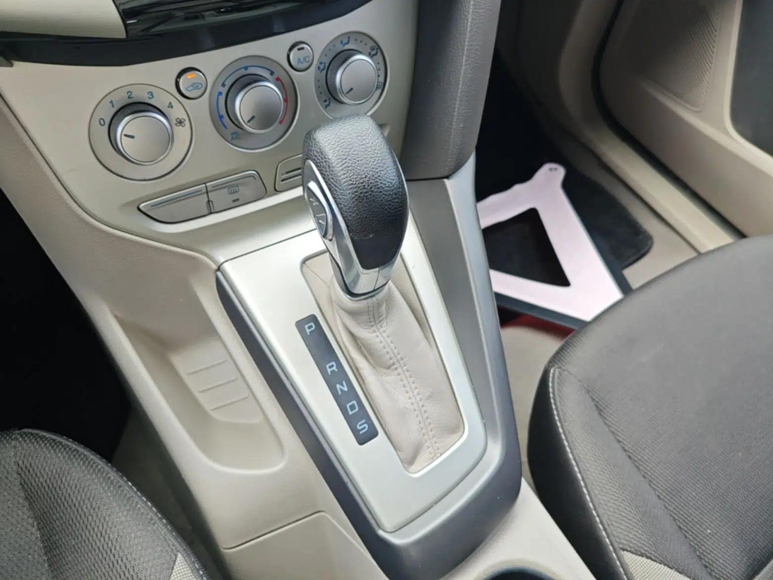 Ford Focus 2012 Sedan 1.6L Automatic Comfort Model — миниатюра 17