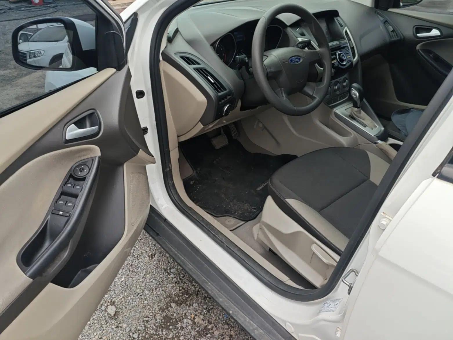 Ford Focus 2012 Sedan 1.6L Automatic Comfort Model — миниатюра 19