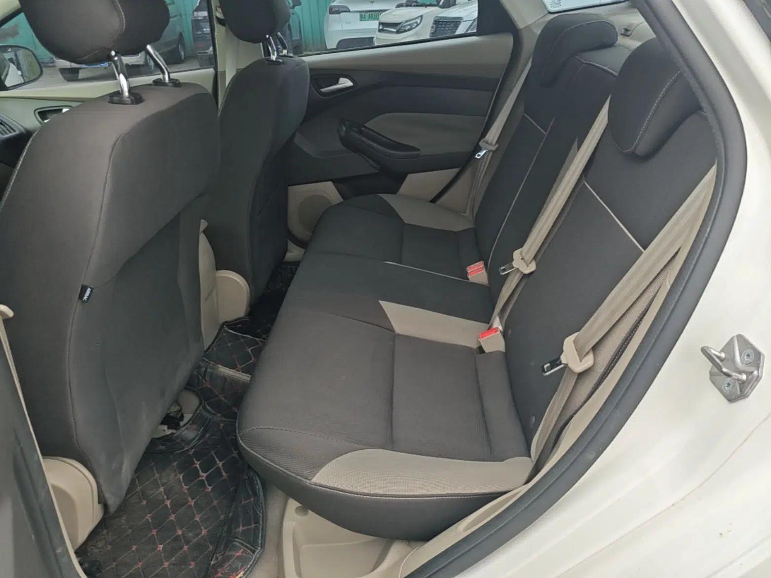 Ford Focus 2012 Sedan 1.6L Automatic Comfort Model — миниатюра 20