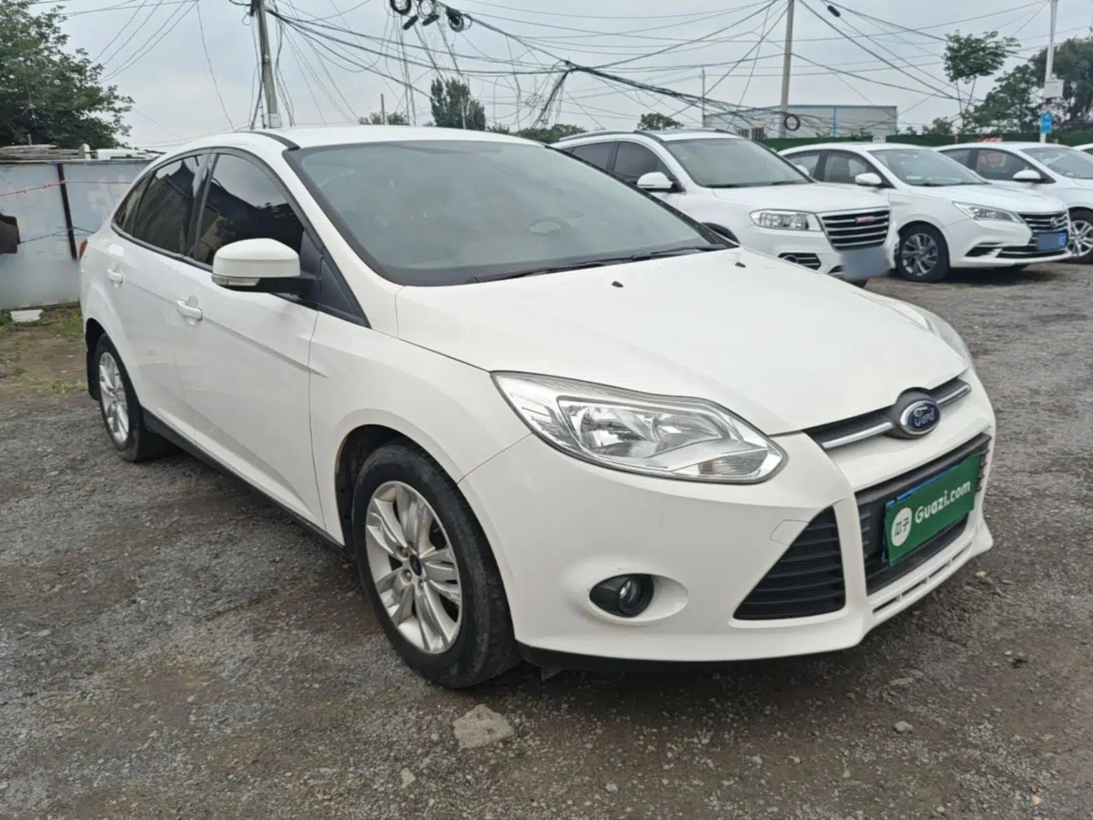 Ford Focus 2012 Sedan 1.6L Automatic Comfort Model — миниатюра 3
