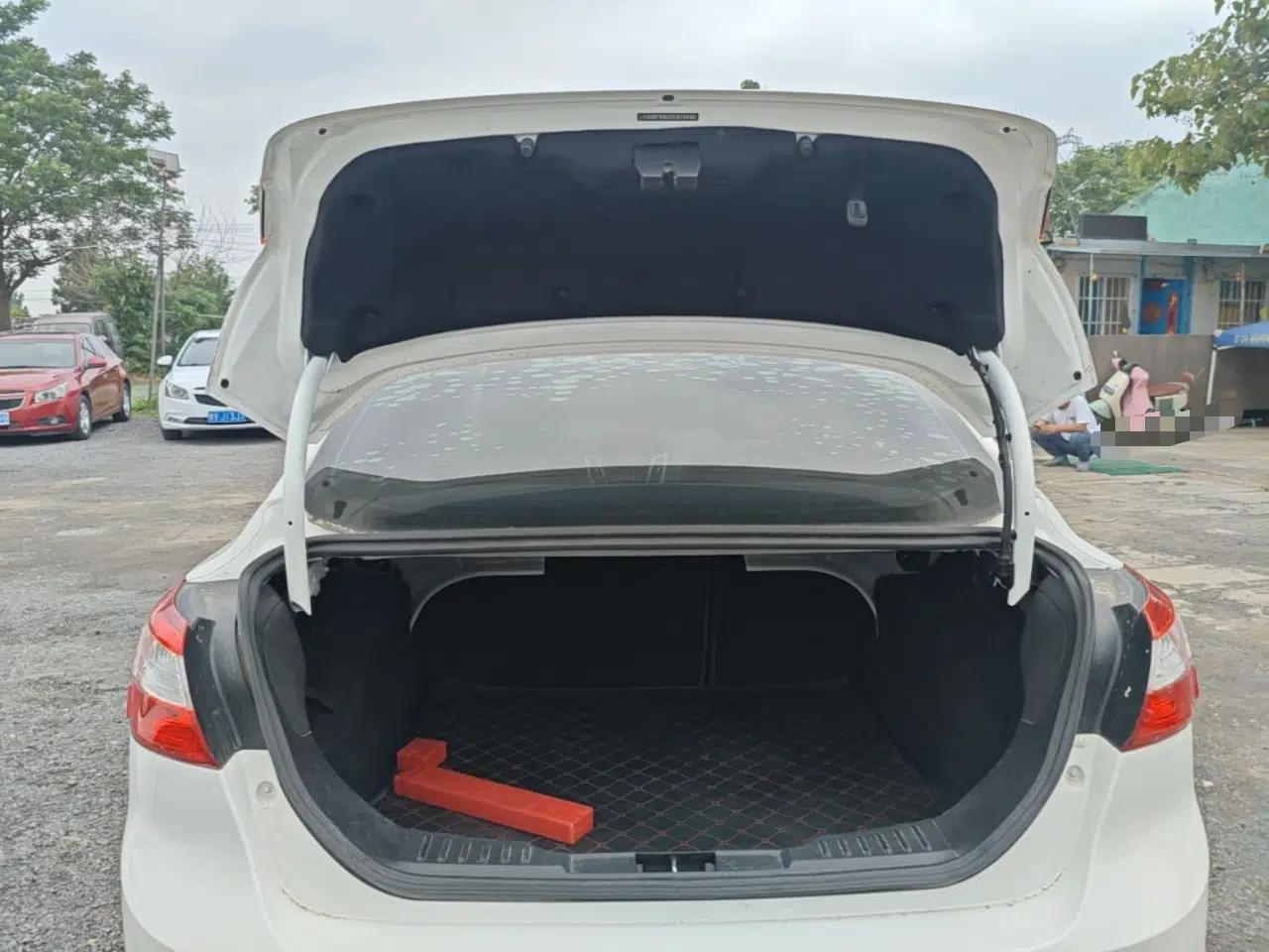 Ford Focus 2012 Sedan 1.6L Automatic Comfort Model — миниатюра 22