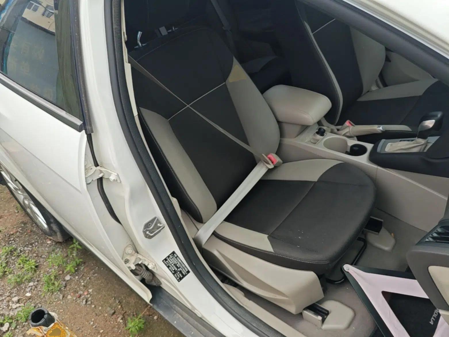 Ford Focus 2012 Sedan 1.6L Automatic Comfort Model — миниатюра 23
