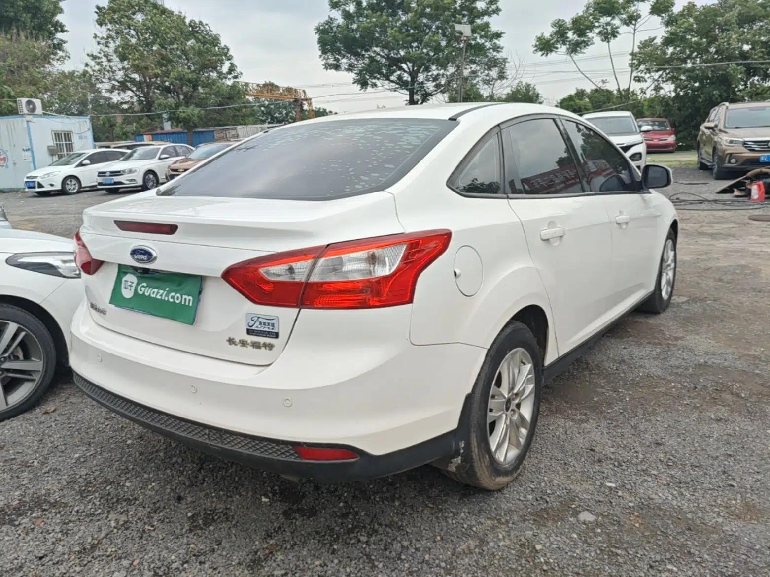 Ford Focus 2012 Sedan 1.6L Automatic Comfort Model — миниатюра 6