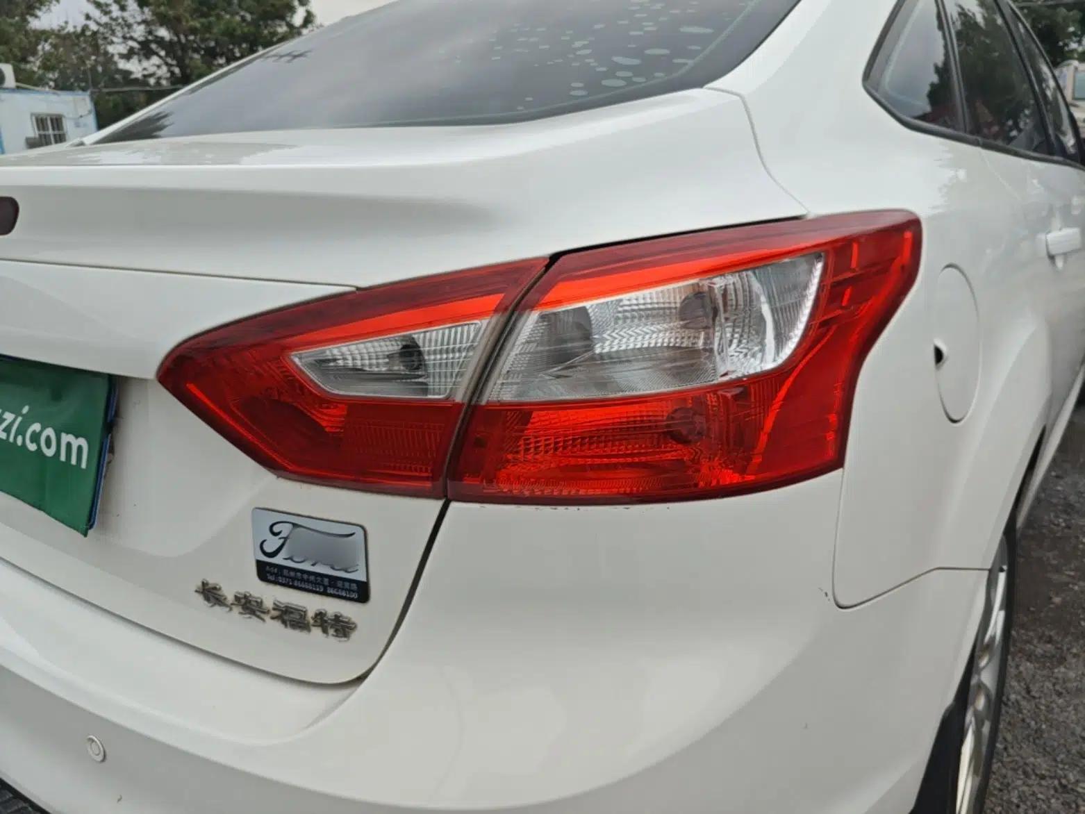 Ford Focus 2012 Sedan 1.6L Automatic Comfort Model — миниатюра 7