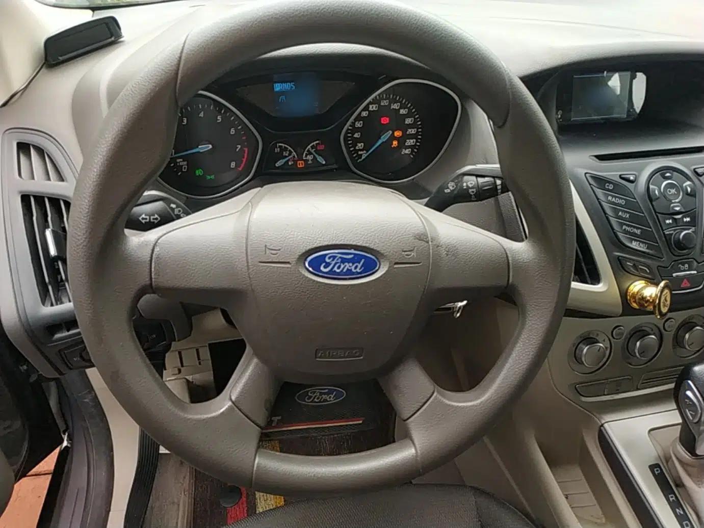 Ford Focus 2012 Sedan 1.6L Automatic Comfort Model — миниатюра 14