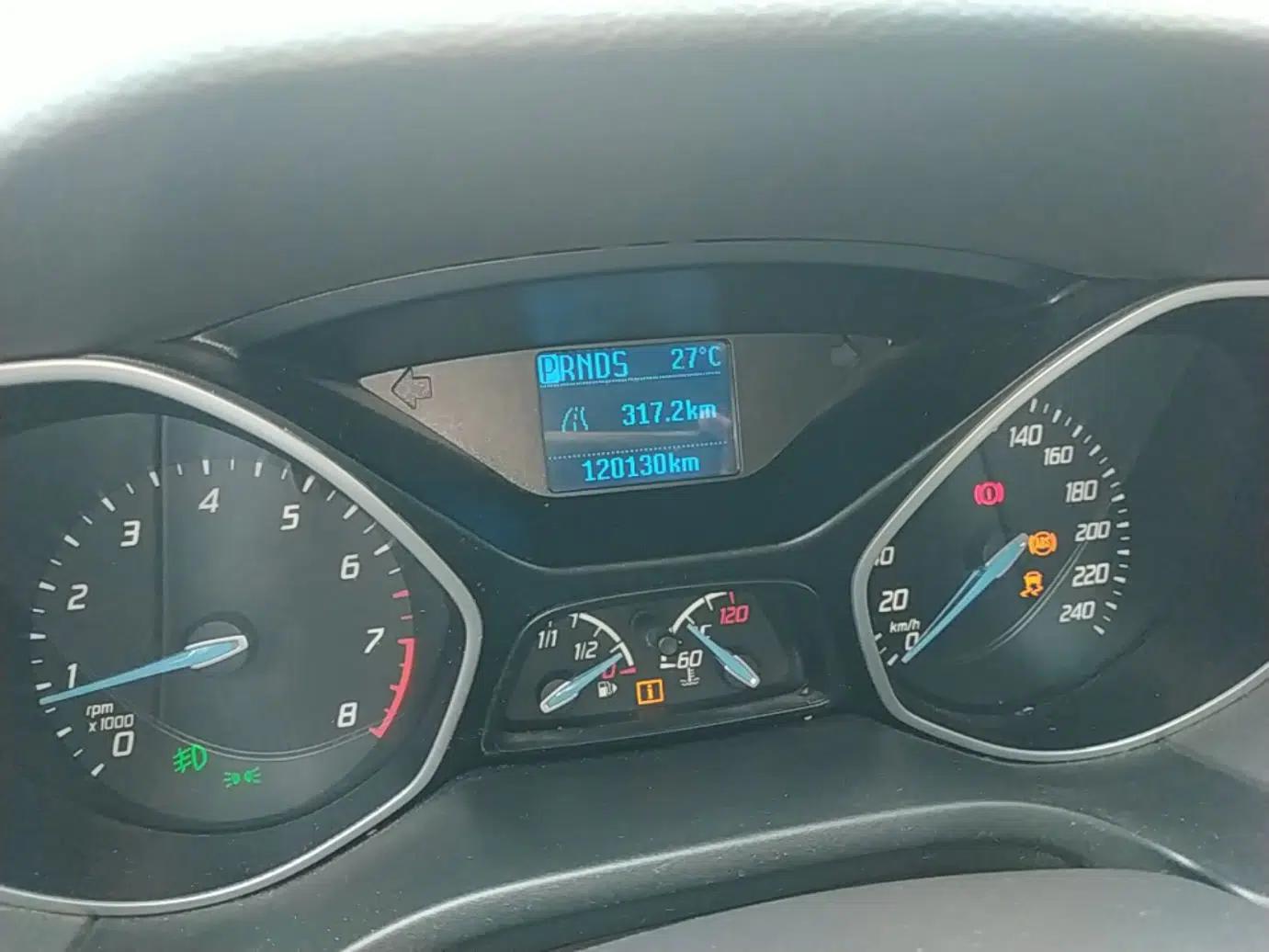 Ford Focus 2012 Sedan 1.6L Automatic Comfort Model — миниатюра 15