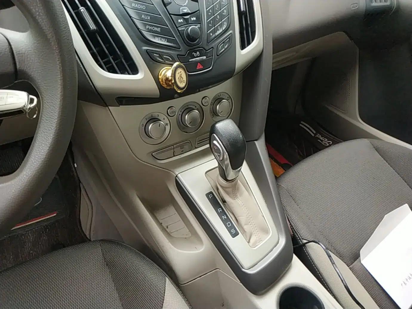 Ford Focus 2012 Sedan 1.6L Automatic Comfort Model — миниатюра 17